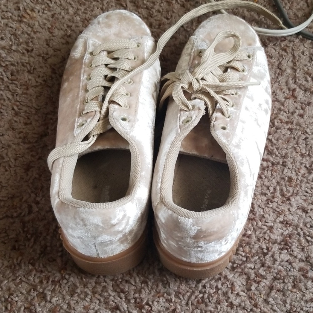 Shoes - Picture 4 of 4
